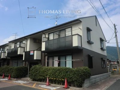 近くにコスモスやハローデイもある2LDKです。