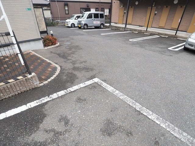 ヴィラージュC 駐車場