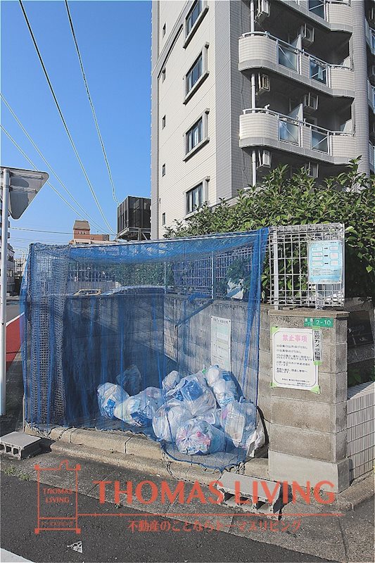 アルゴヴィラージュ八幡駅前 敷地内にゴミ捨て場があります。
