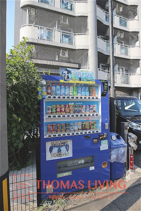アルゴヴィラージュ八幡駅前 敷地内に自動販売機があります。