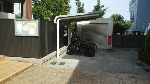 クレストール葛原 屋根付きの駐輪場です。