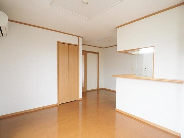クレストール葛原 明るいリビングには、収納も付いています