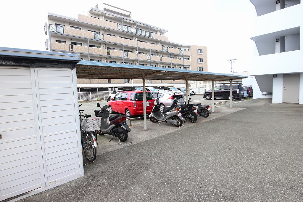 ヴァン・ヌーヴ 駐輪場は屋根付きです。