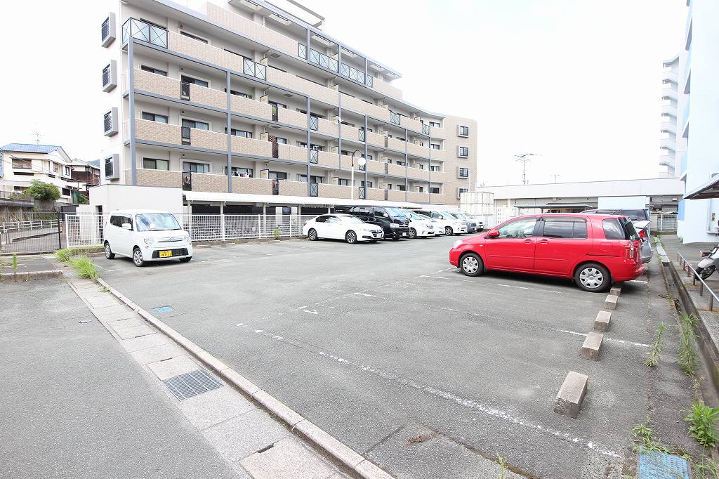 ヴァン・ヌーヴ 敷地内に駐車場もございます。
