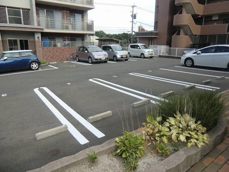 グランドールB 敷地内駐車場