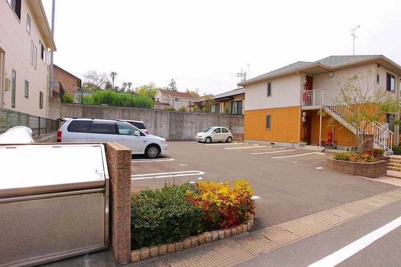 フルール若江 敷地内駐車場