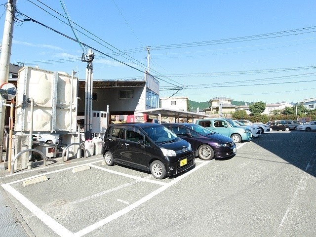 ウィークリックハウス 駐車場