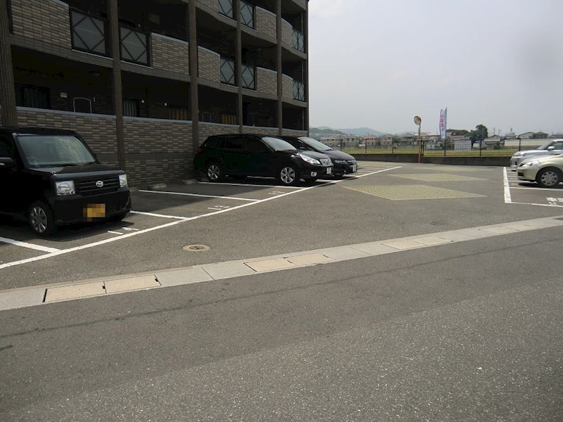 フォーレスト弐番館 駐車場