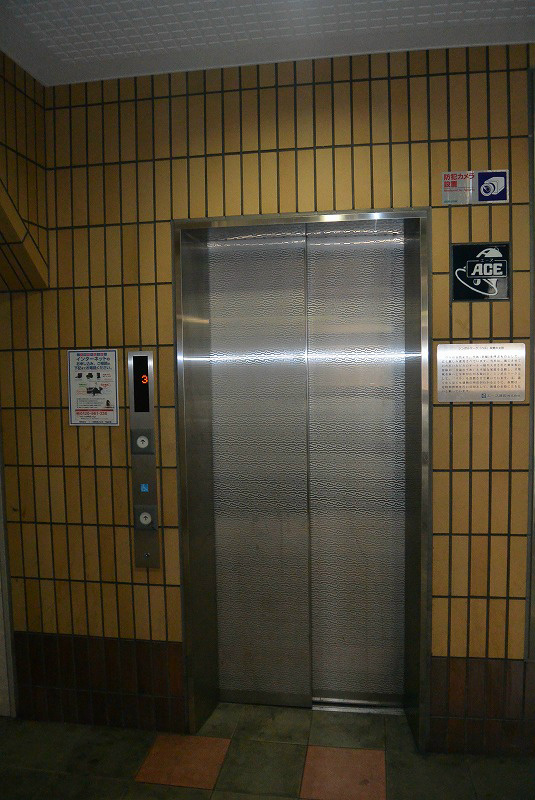 エース五番館 エレベータです