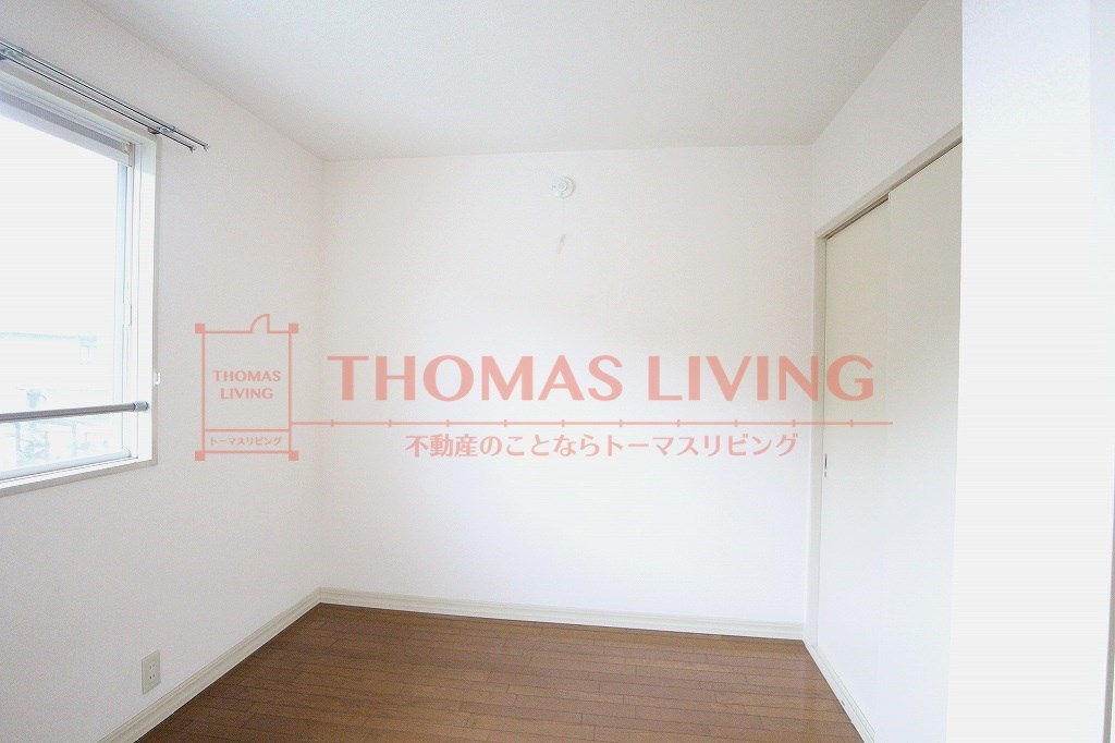 リベラル新宮 落ち着いた風合いの明るい洋室です。
