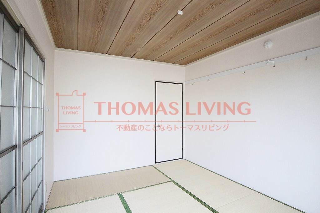 リベラル新宮 明るい和室には押入れとあると便利なフック付き。