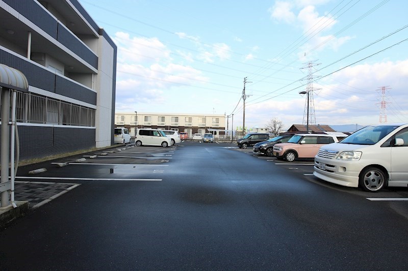 コンフォート筑紫 敷地内駐車場