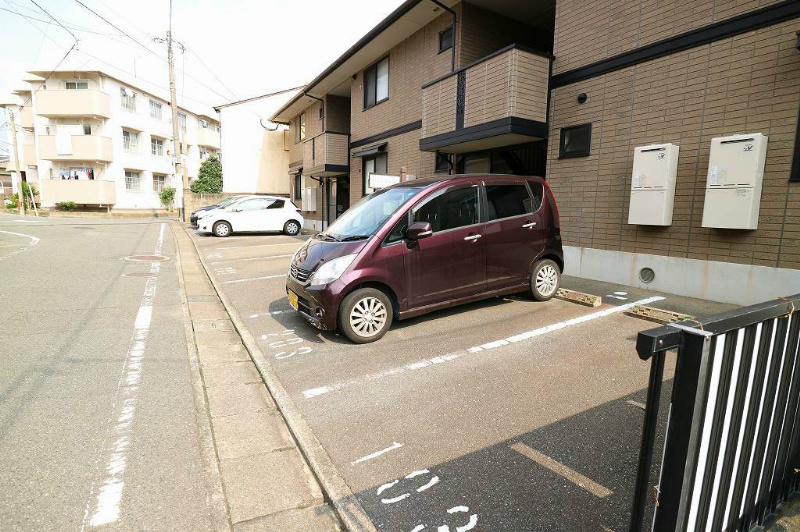 ヴェルドミール春日 駐車場