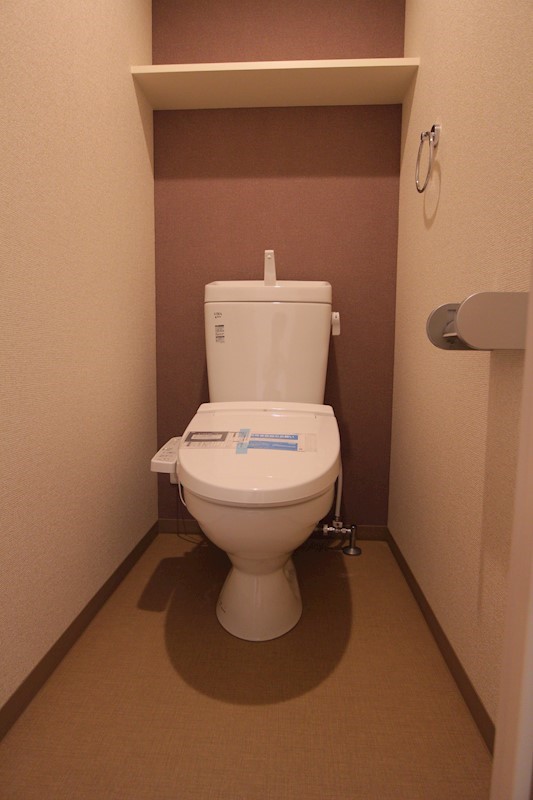福岡県福岡市南区塩原３丁目 クロスがおしゃれなトイレですね