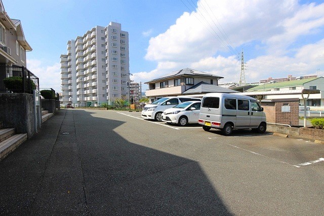 パルテールヒルズB 敷地内駐車場